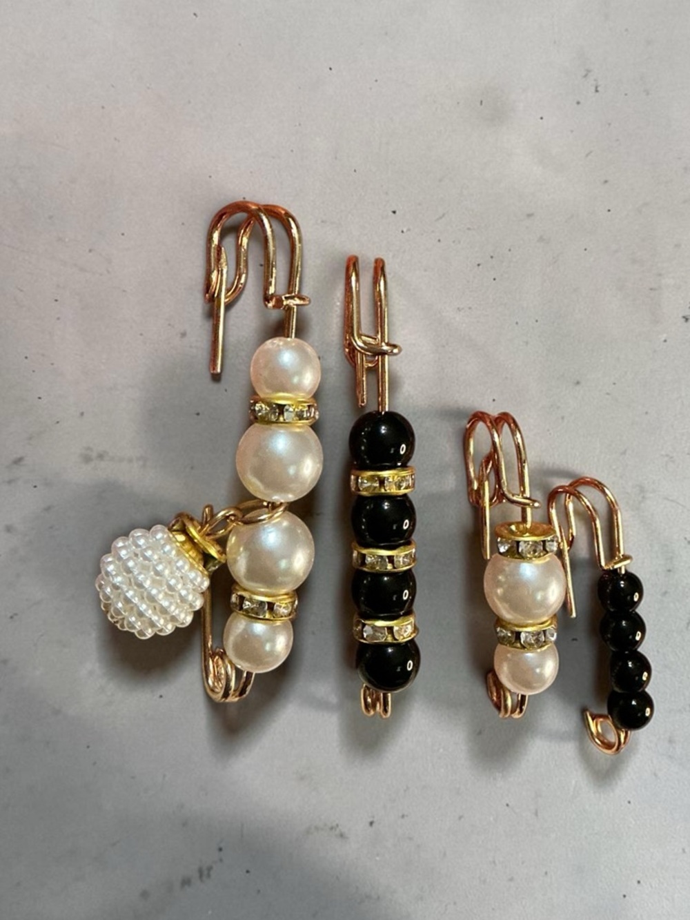 Beaded Safety Pin Set Pearl Black Gold Bag Charm Clothing Pins NEW - Picture 3 of 6